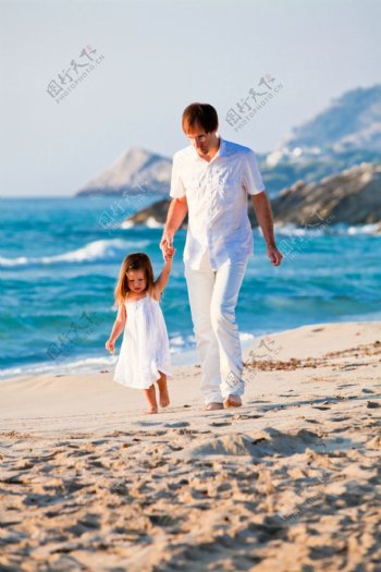 海滩散步的父女图片