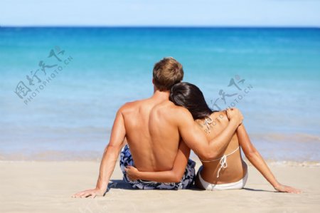 海边沙滩上的情侣图片