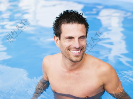 游泳的外国男士图片