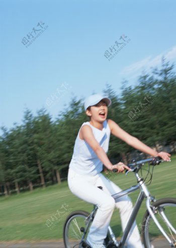 正在骑单车的女人图片