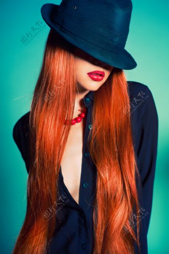 戴帽子的红发美女图图片