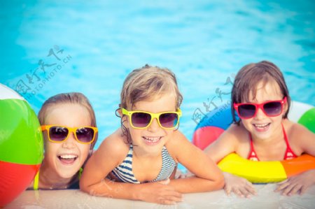 三个游泳的儿童图片