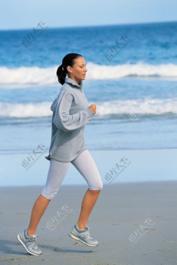 海滩上跑步的美女
