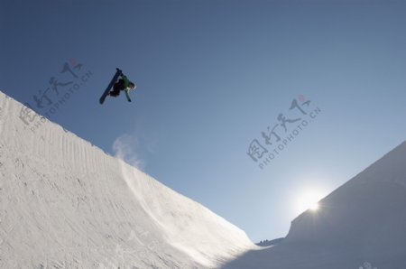 腾空的滑雪运动员图片