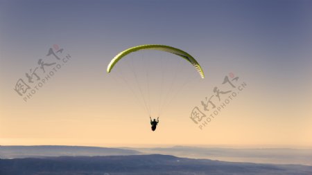 山脉风景与滑翔伞图片