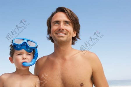 准备潜水的小男孩和外国男人图片
