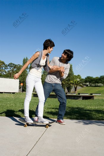 玩滑板的时尚青年图片