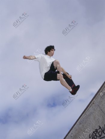 空中飞跃的滑板青年图片