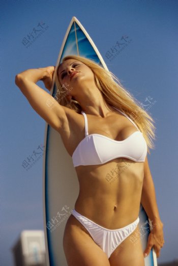 拿着冲浪板的美女图片
