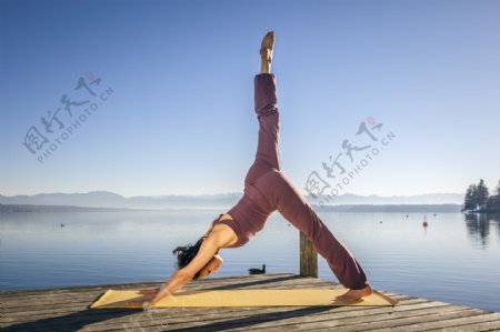 湖泊边练瑜珈的美女图片