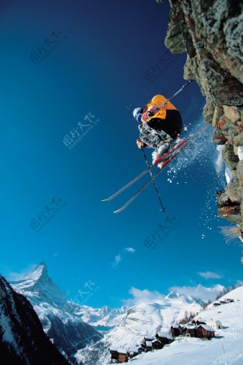 高高跃起的滑雪人物