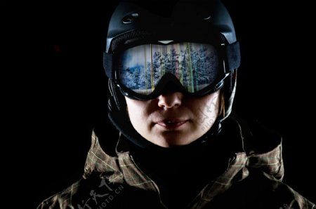 戴眼镜头盔的滑雪运动员图片