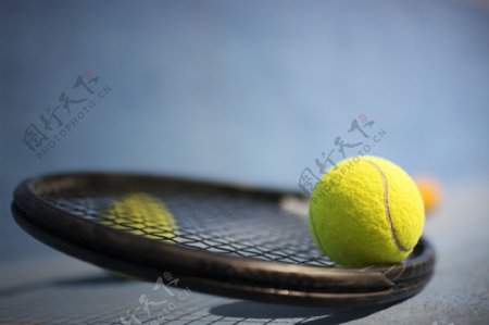网球拍与网球摄影图片