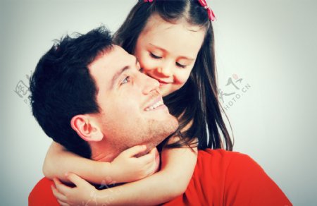 拥抱爸爸的小女孩图片