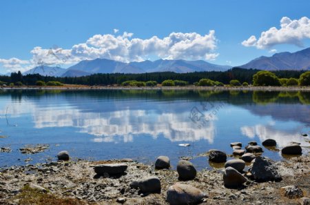唯美蓝天白云湖泊风景图片
