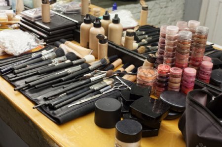 化妆台上的各种化妆品图片