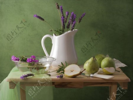 木桌上的鲜花与水果图片