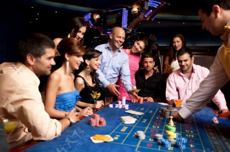 正在赌博的人们图片