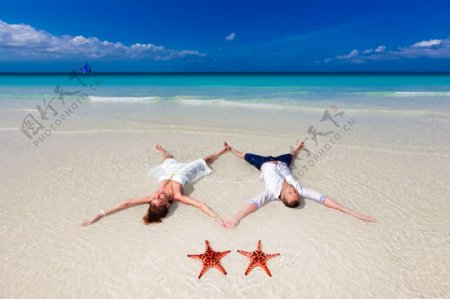 躺着沙滩上的情侣和海星
