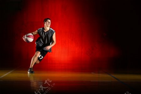 抱篮球奔跑的运动员图片