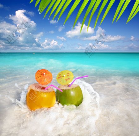 海滩上的椰子汁图片