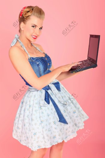 捧着笔记本电脑的性感美女图片