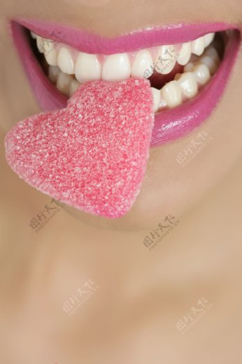 咬心形软糖的红唇美女图片