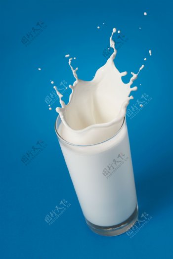 玻璃杯子里的动感牛奶