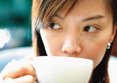 喝咖啡的女人图片