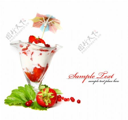 杯子里面的冰激凌和草莓图片