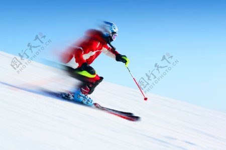 在做滑雪运动的运动员摄影高清图片