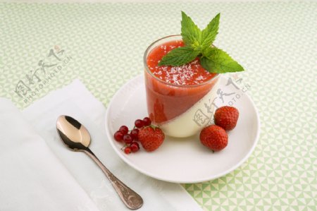 美味草莓酸奶图片