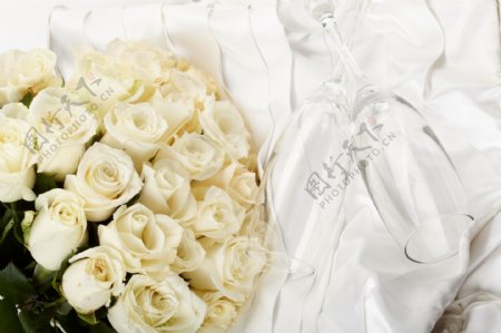 高脚杯与白玫瑰