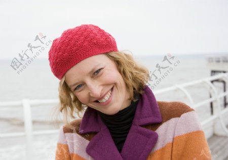 海边微笑的外国女人图片