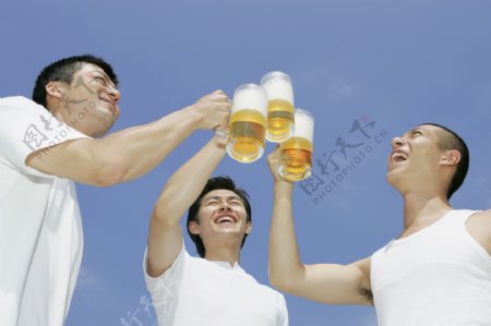 三个喝啤酒的男人图片