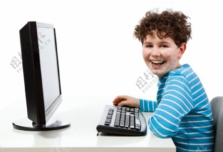 学习电脑的小男孩图片