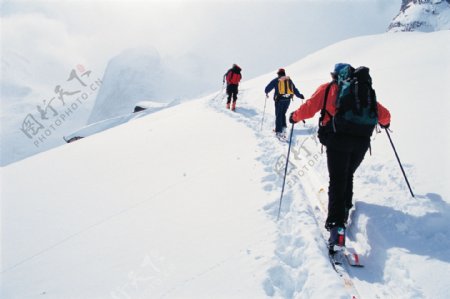 登山的滑雪运动员摄影高清图片