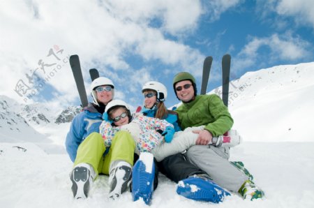 雪山上滑雪的家庭
