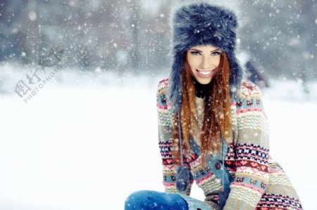 雪地里的时装模特美女图片