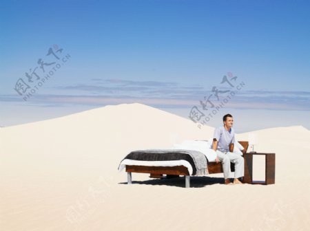 沙漠上的商务男性图片