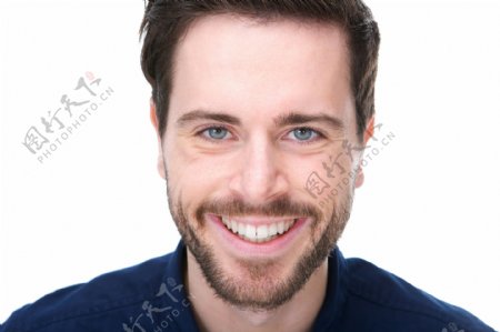 开心微笑洁白牙齿的男性图片