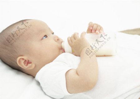 喝奶的健康宝宝图片