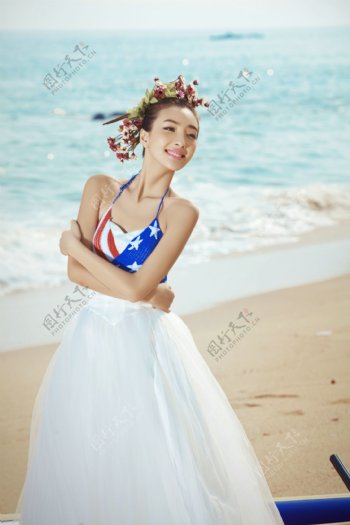 沙滩上的美女新娘摄影图片