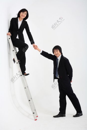 合作上楼梯的商务男女图片