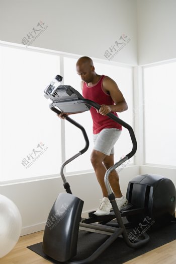 跑步机健身的男性图片