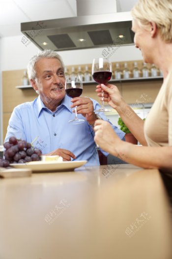一起喝红酒的夫妻图片