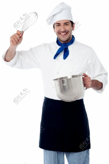 拿着搅拌器和锅的厨师图片