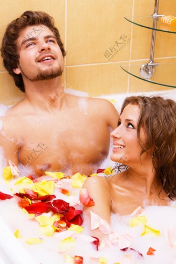 一起洗花瓣浴的情侣图片