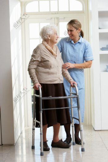 扶老人的护士图片