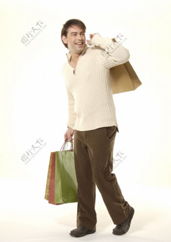 手拿购物袋的男人图片
